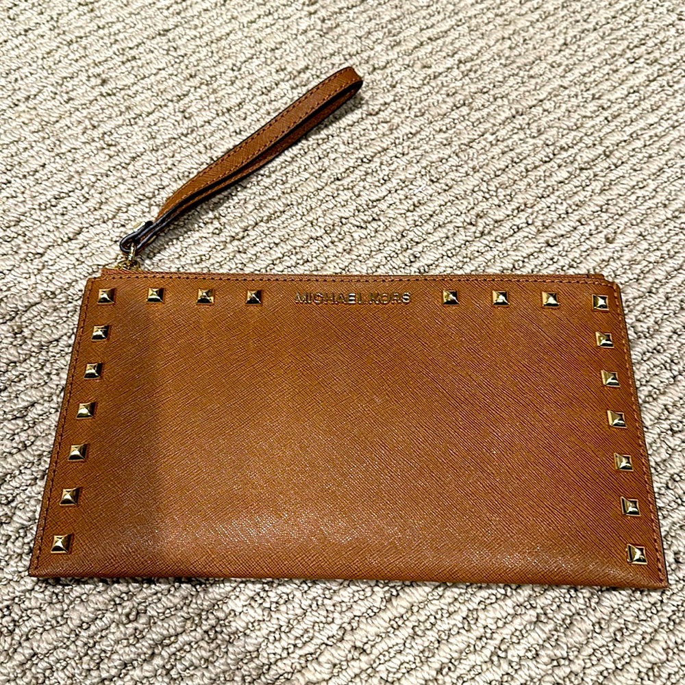NWOT-Michael kors brown wristlet/purse. Never used.